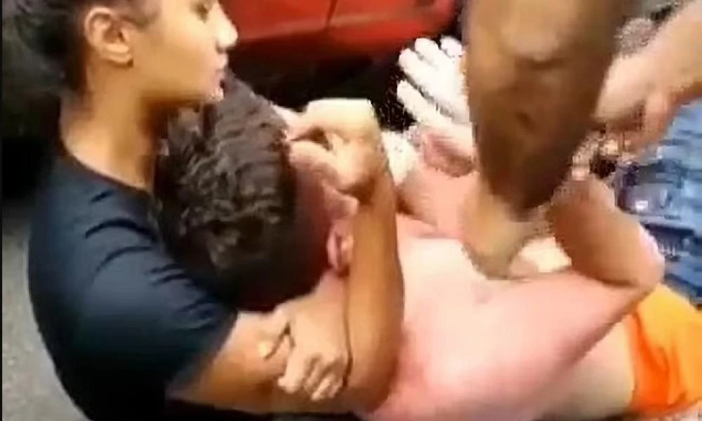Βραζιλία: Πήγε να της κλέψει το κινητό αλλά τον τσάκισε στο ξύλο